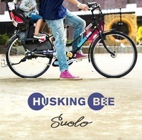 HUSKING BEE、新作ジャケに1stアルバム『GRIP』の自転車少年が父親になって再登場 - 『Suolo』12月7日発売