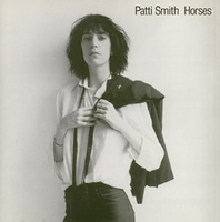 パティ・スミスが自作解説付きベスト盤をリリース - 1975年作『ホーセス』