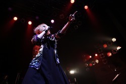 VALSHE、デビュー日に開催された6周年の「お祭り」ライブ終幕！ 新曲初披露も