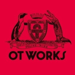 岡崎体育、新アルバムジャケット写真公開。赤＆黄色背景にペンギンとワニ - 『OT WORKS』初回生産限定盤
