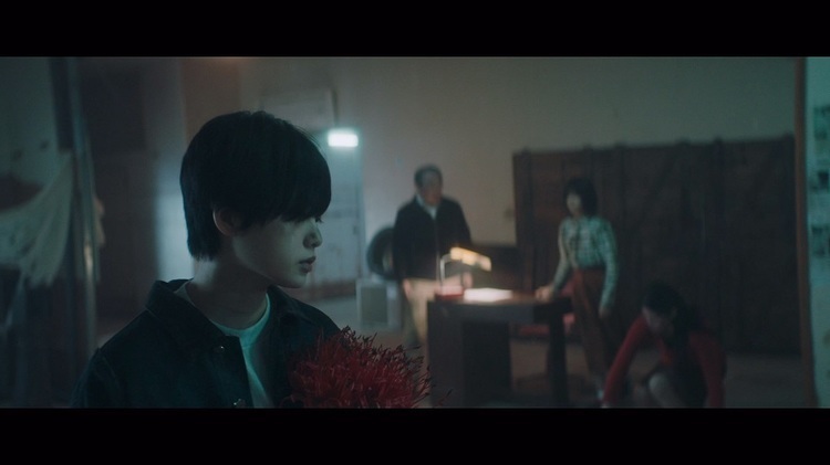 欅坂46、新シングル曲“黒い羊”MV公開。センターは8作連続で平手友梨奈 - “黒い羊”MVより